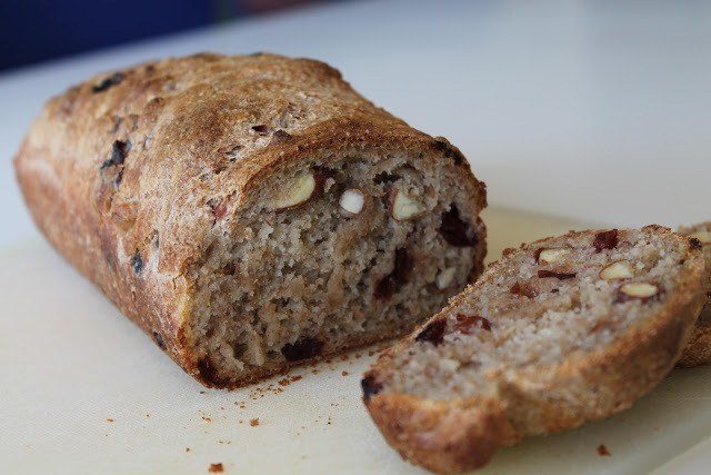 Koldhævet brød med mandler og tranebær