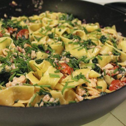 Frisk pasta med laks, spinat og langtidsbagte tomater