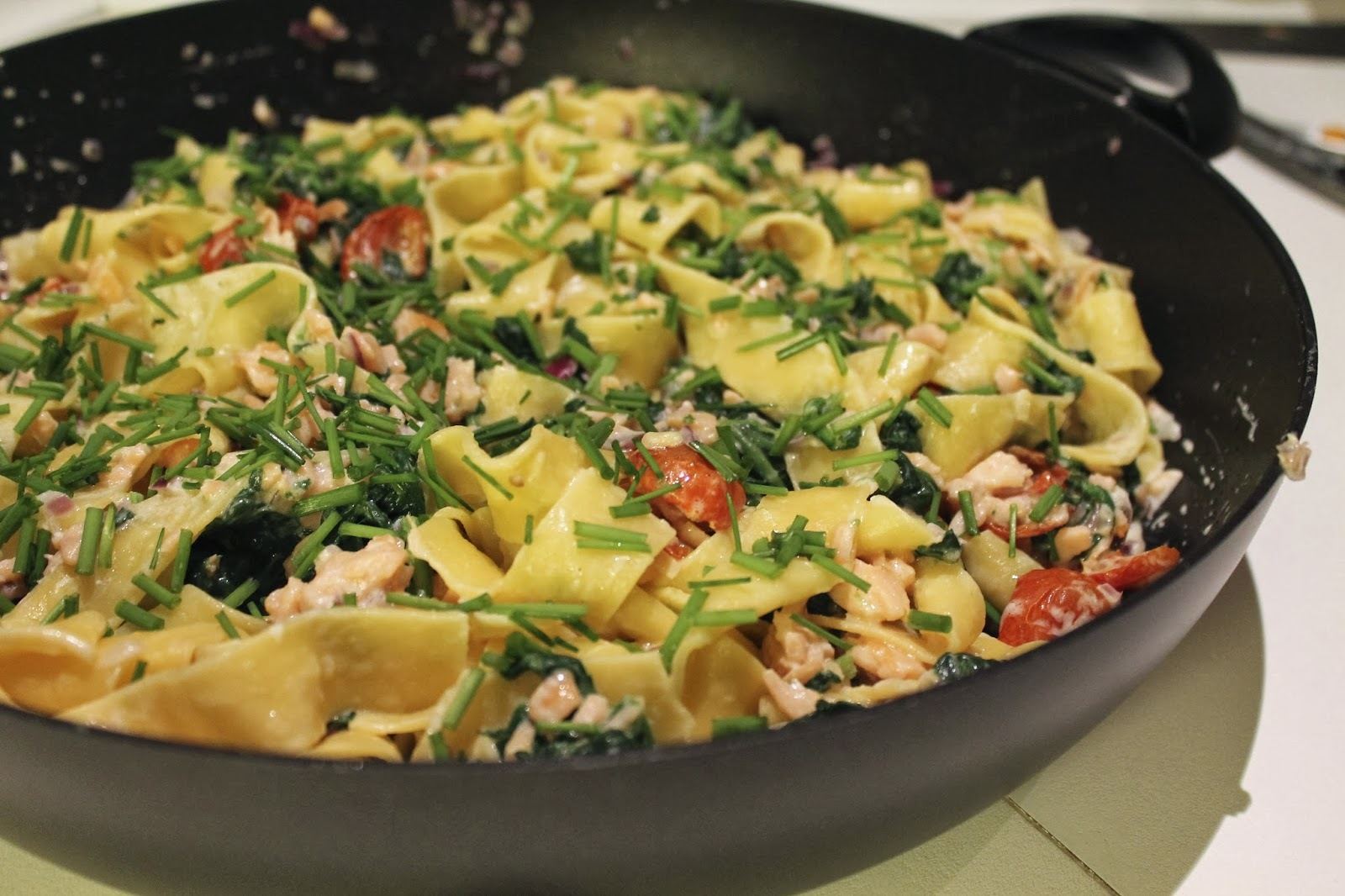 Frisk pasta med laks, spinat og langtidsbagte tomater