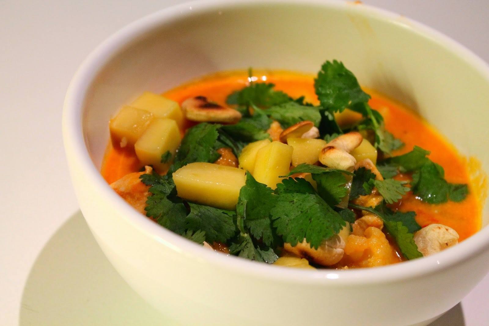 Thaisuppe med kylling, mango og cashewnødder