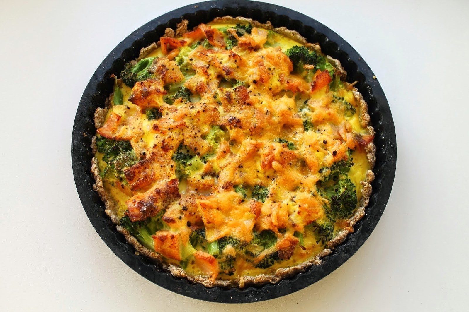 Tærte med røget laks og broccoli