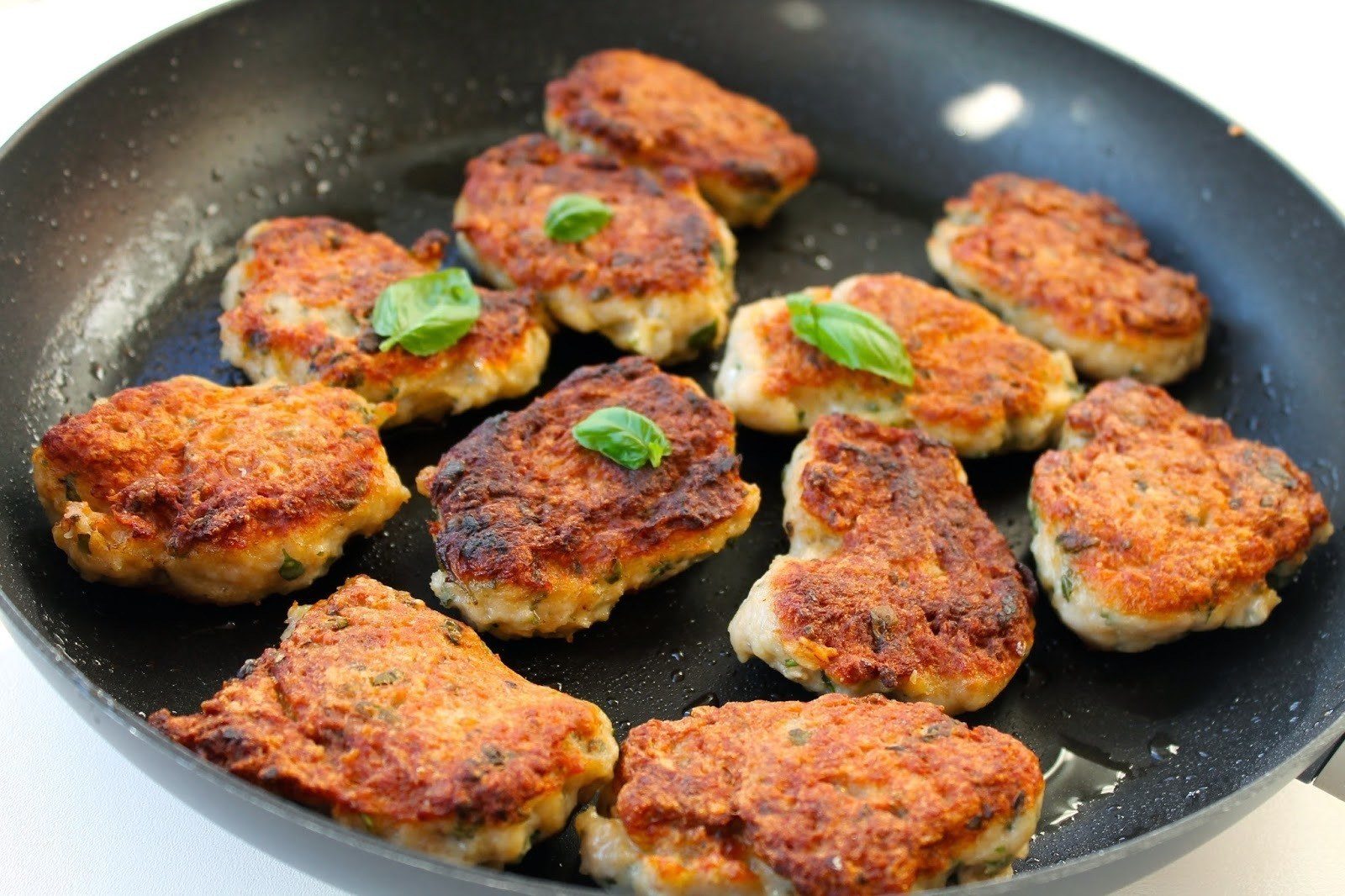 Kyllingefrikadeller med krydderurter