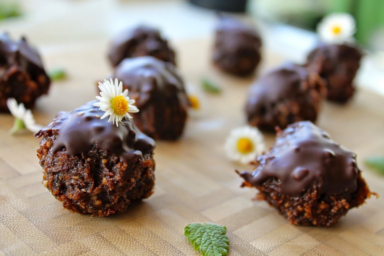 Dadelkugler med appelsin, peanutbutter og chokolade