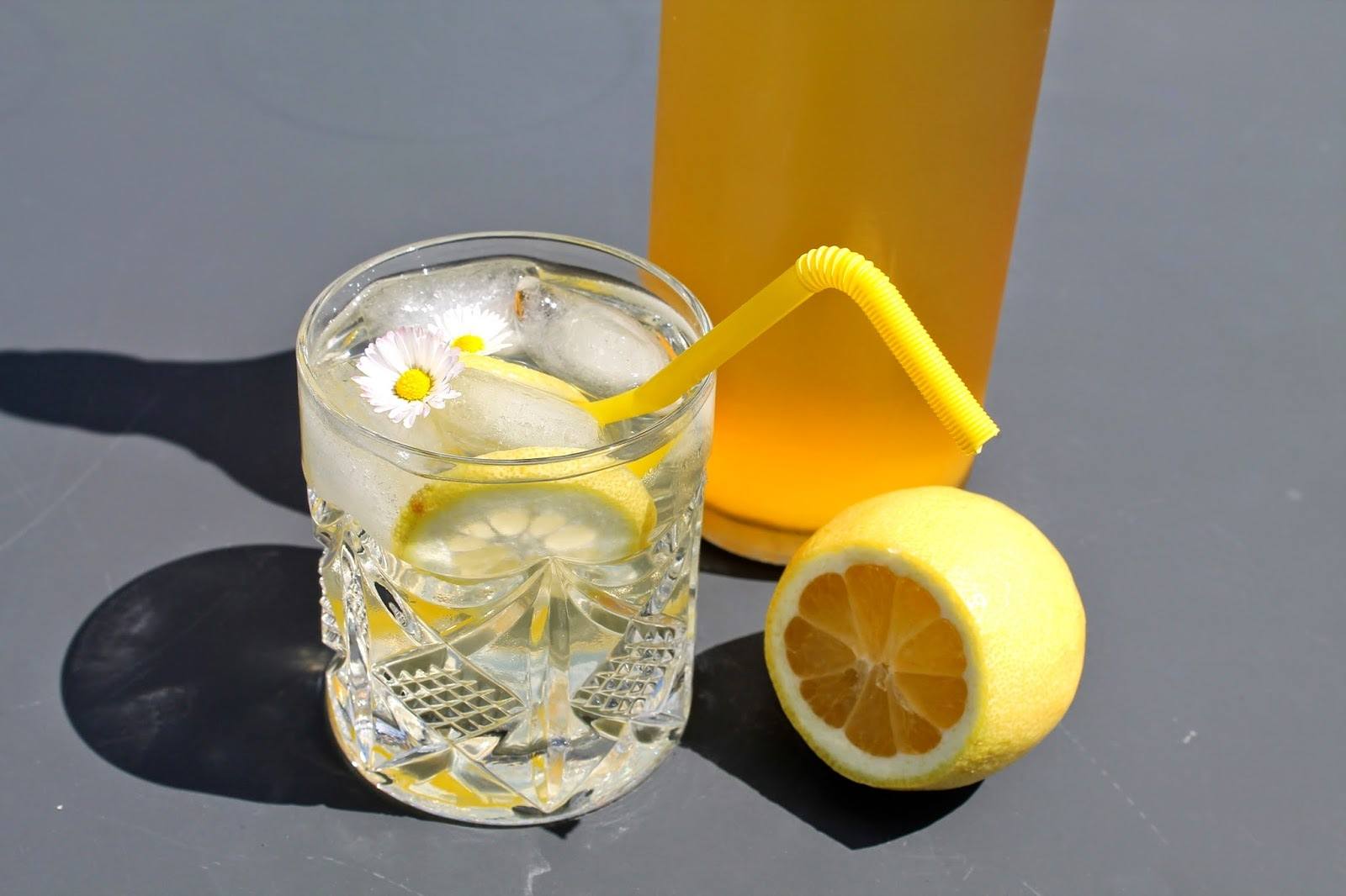 Hjemmelavet hyldeblomstsaft med citron og appelsin