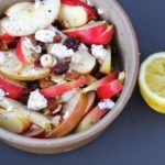 Æblesalat med feta, hasselnødder og citron