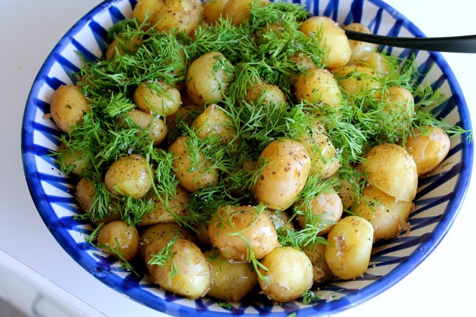 Nye kartofler med olivenolie, citron og dild