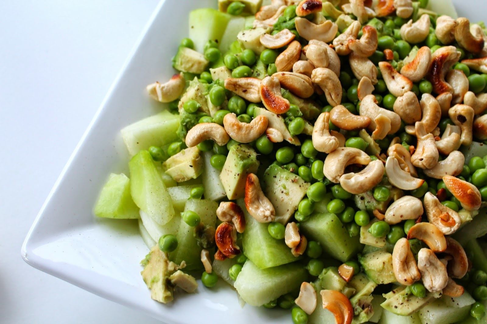 Melonsalat med ærter, avocado og cashewnødder