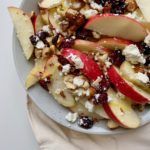 Æblesalat med feta, hasselnødder og tranebær