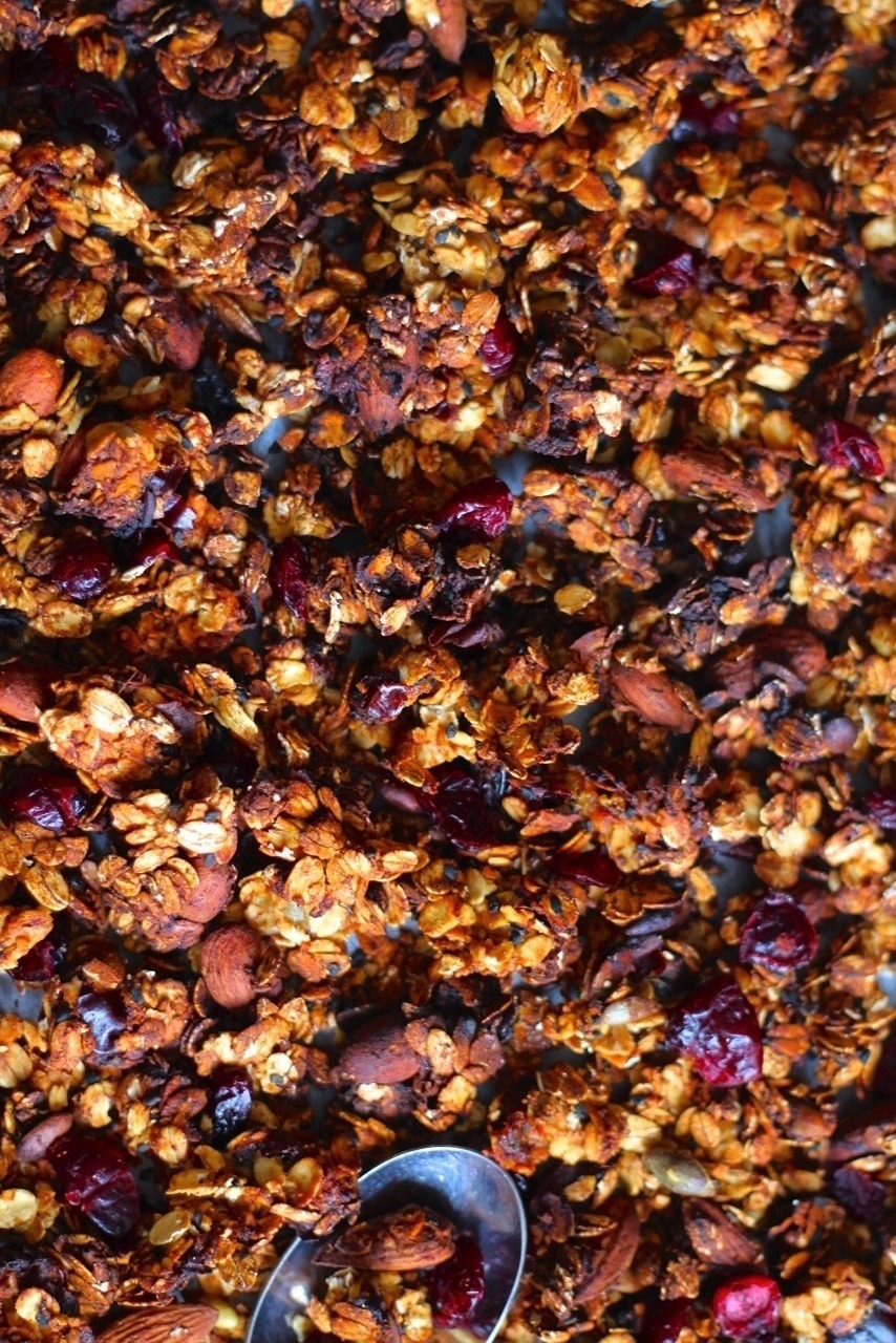 Banan granola med mandler og tranebær