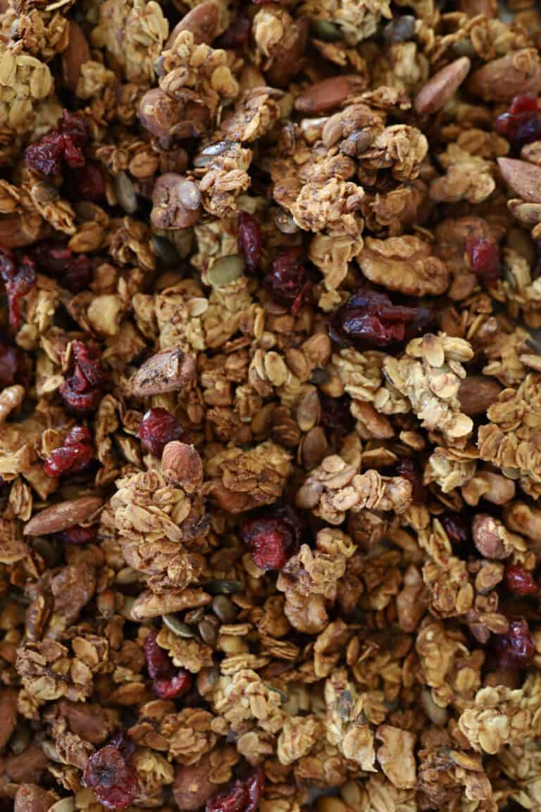 Banan granola med mandler og tranebær - sprød chunky opskrift og sødet med bananer