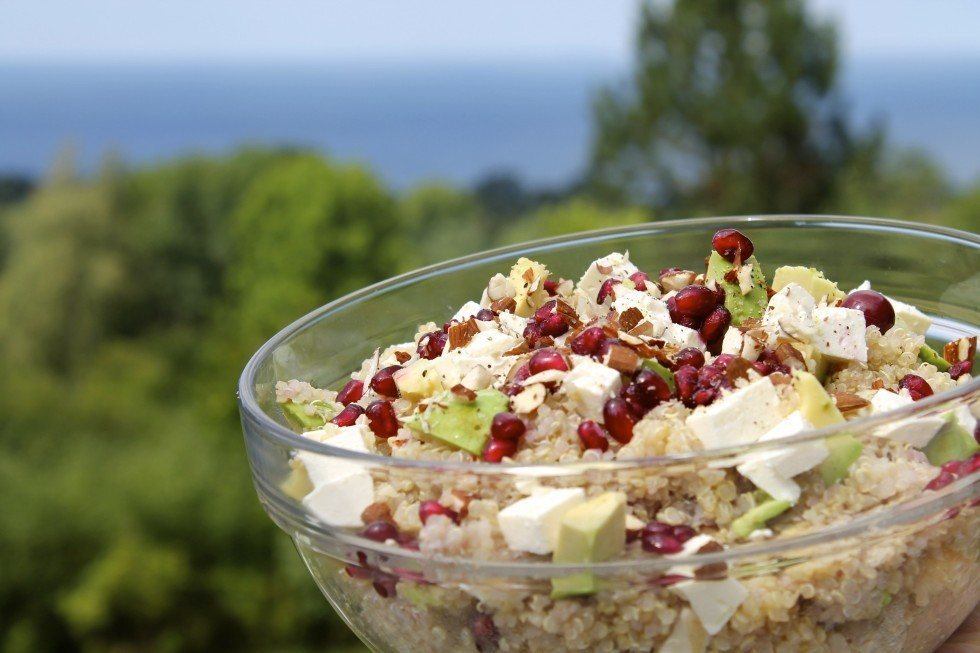 Quinoasalat med feta, avocado og mandler