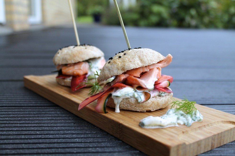 Sliders med laks og dildcreme