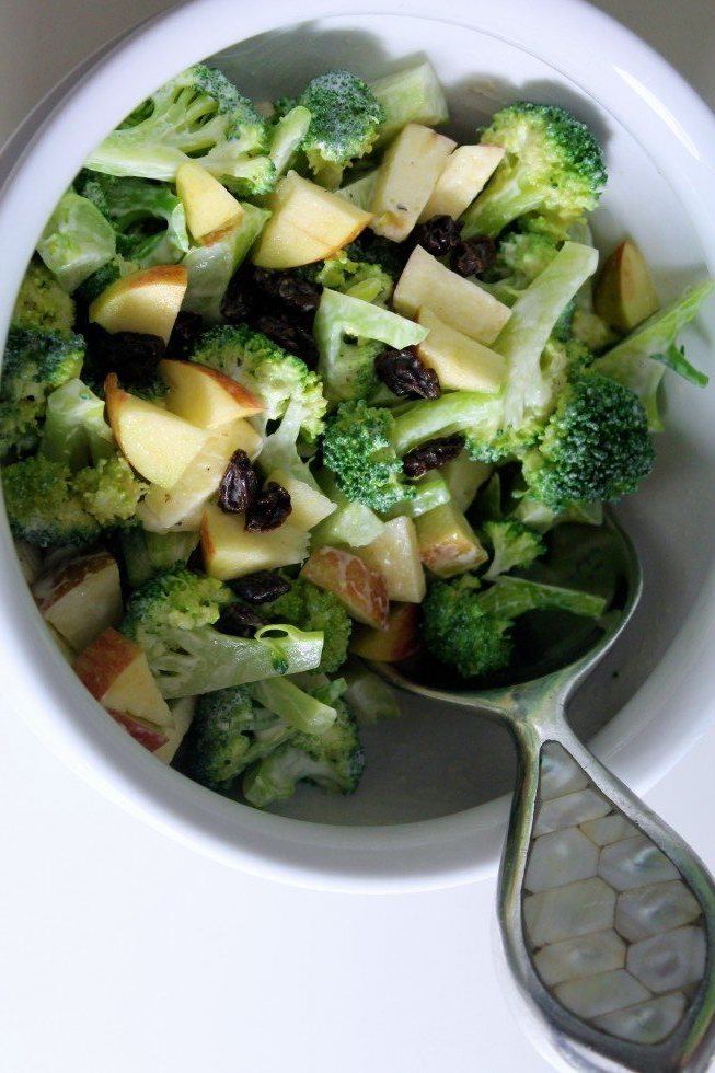 Sund broccolisalat med æbler og rosiner