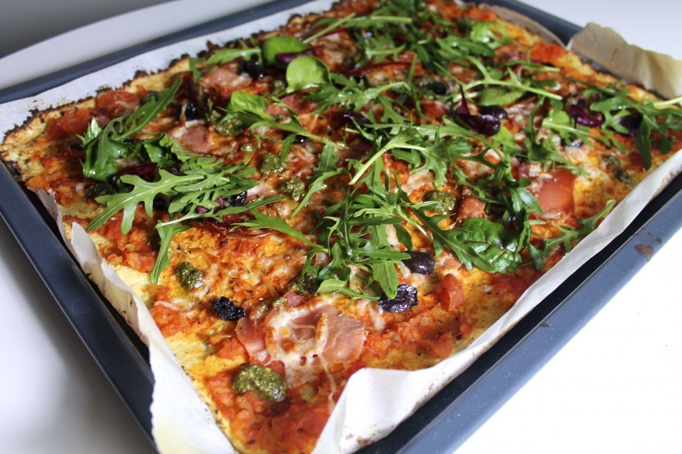 Blomkålspizza med serrano, pesto og oliven