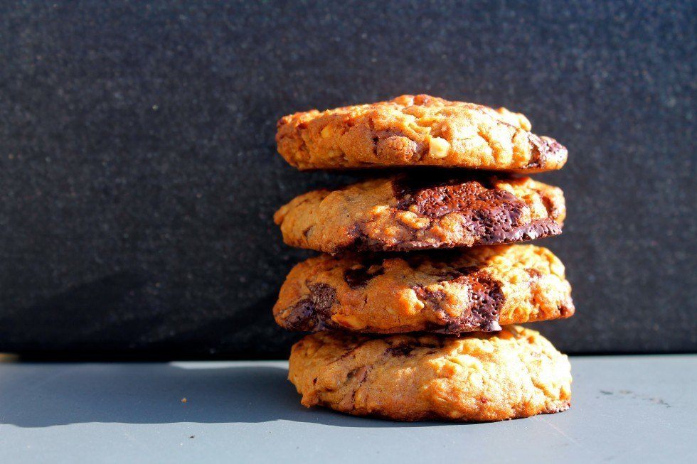Peanutbutter cookies med lys og mørk chokolade