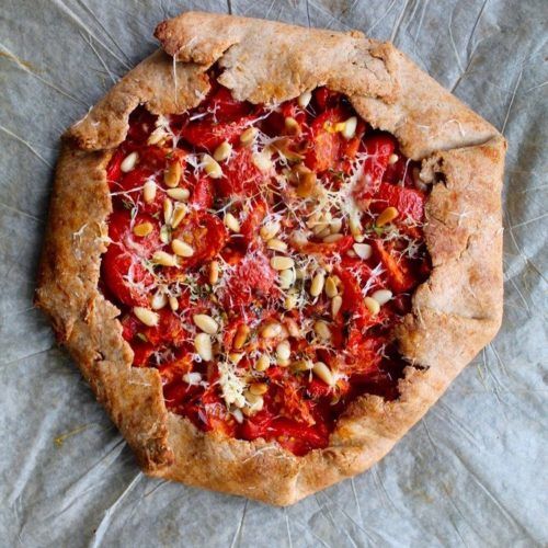 Tomatgalette med vesterhavsost og pinjekerner
