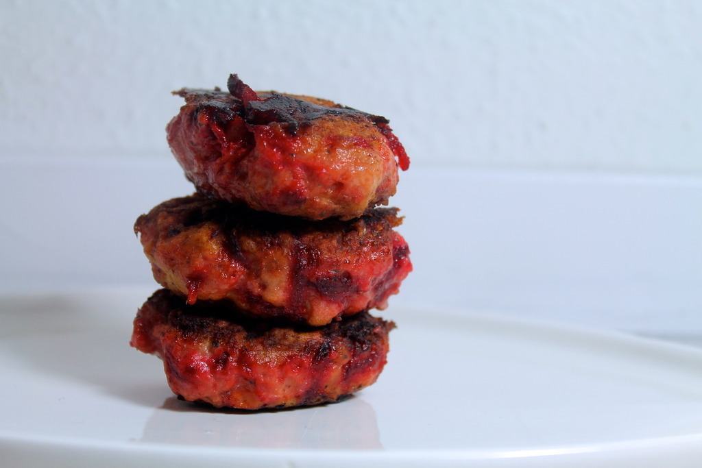 Kyllingefrikadeller med hytteost og rødbede