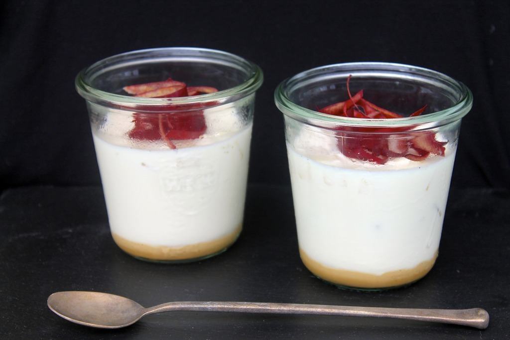 Panna cotta med karamel og æble