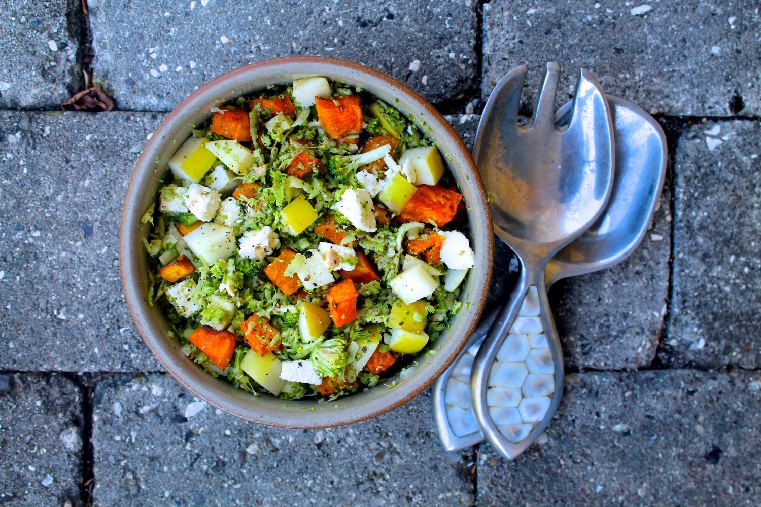 Broccoli couscous med søde kartofler, feta og tahindressing Annamad.dk