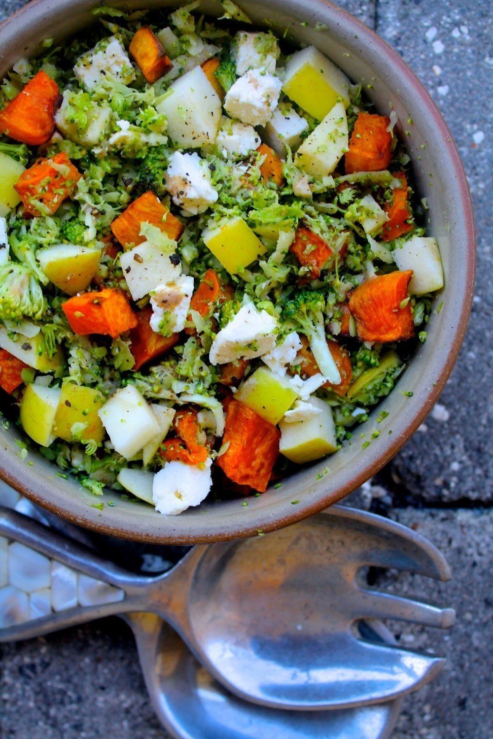 Broccoli couscous med søde kartofler og tahindressing