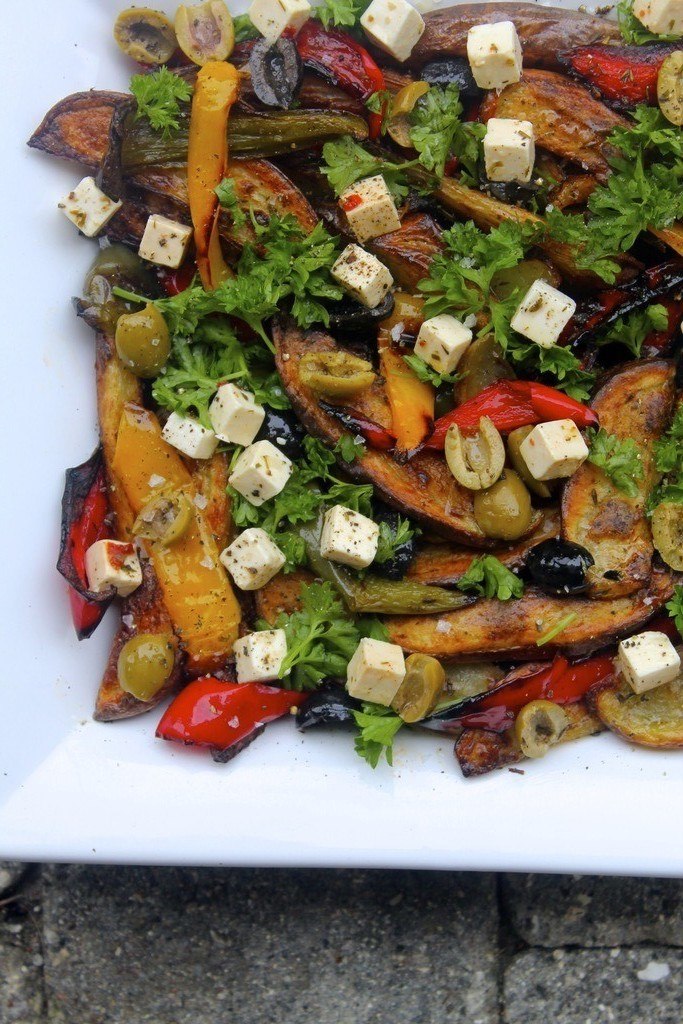 Græsk kartoffelsalat med peberfrugt, feta og oliven