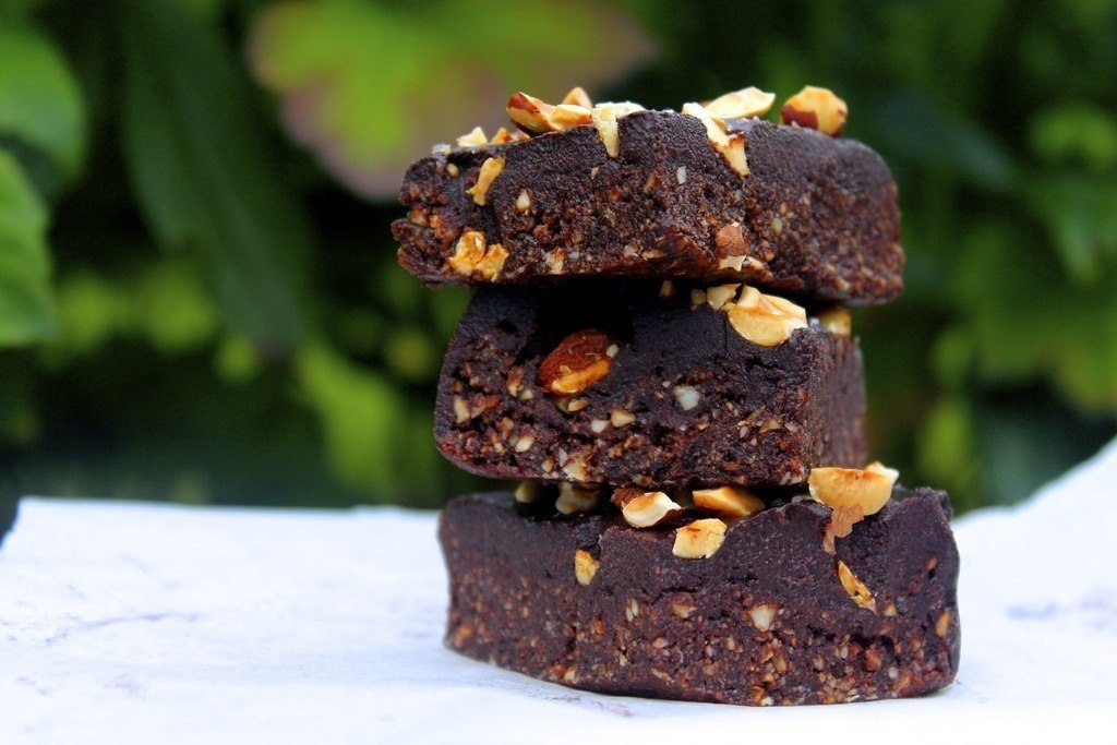 Raw brownie med hasselnødder og ganache