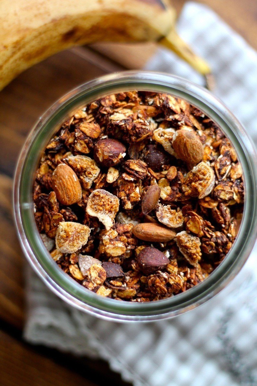 Chokolade granola med banan