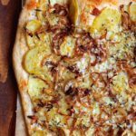 Hvid pizza med kartofler, løg og ost