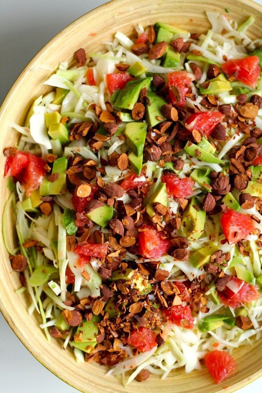 Kålsalat med grape, avocado og saltede mandler