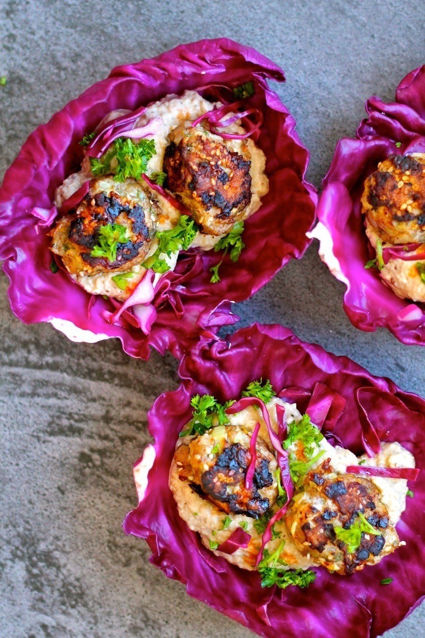 Kålwraps med baba ganoush og krydrede kødboller