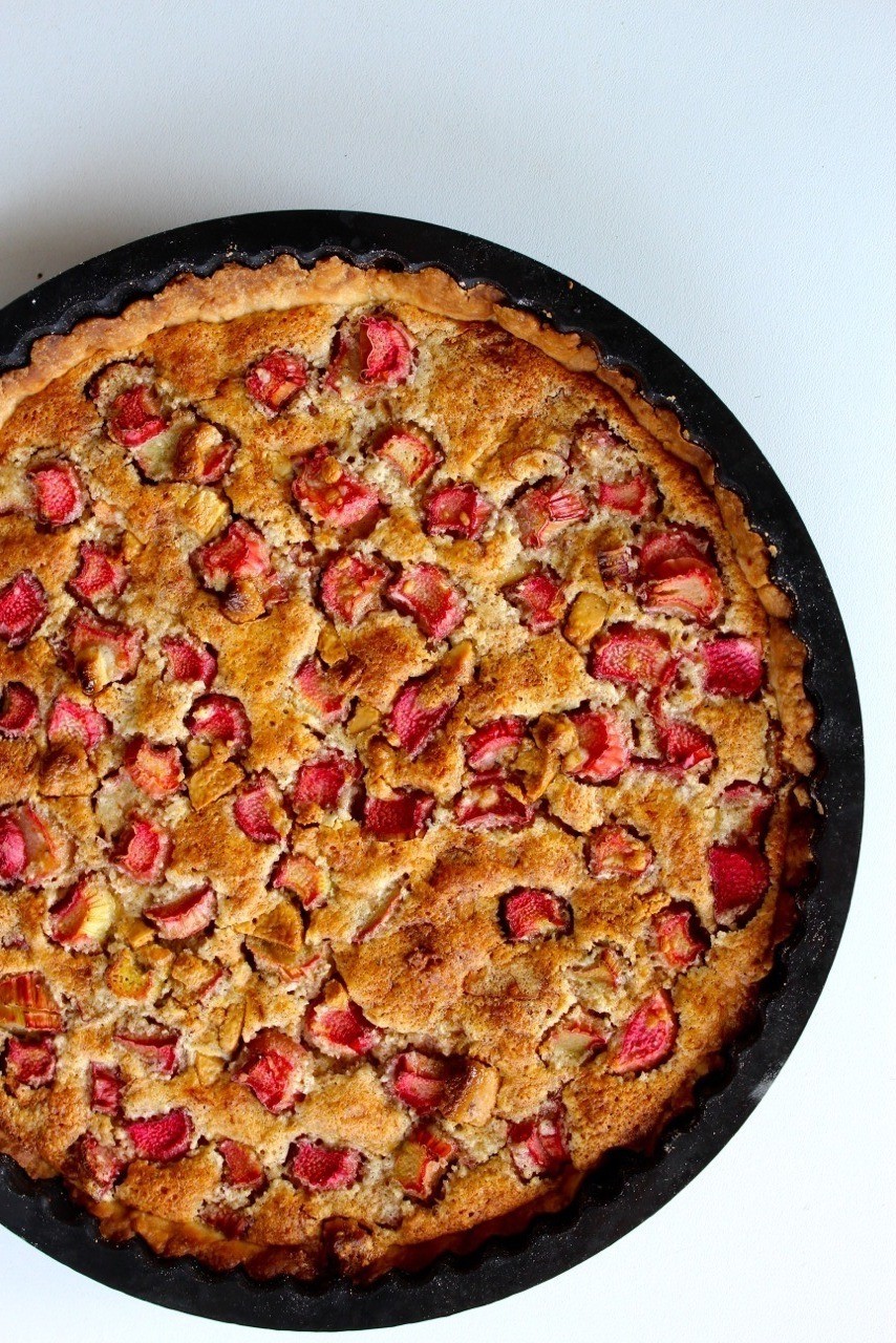 Rabarbertærte med frangipane og hvid chokolade