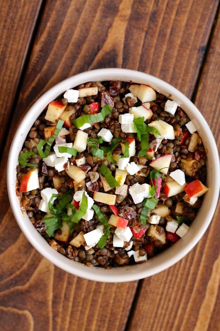 Krydret linsesalat med æbler, dadler og feta