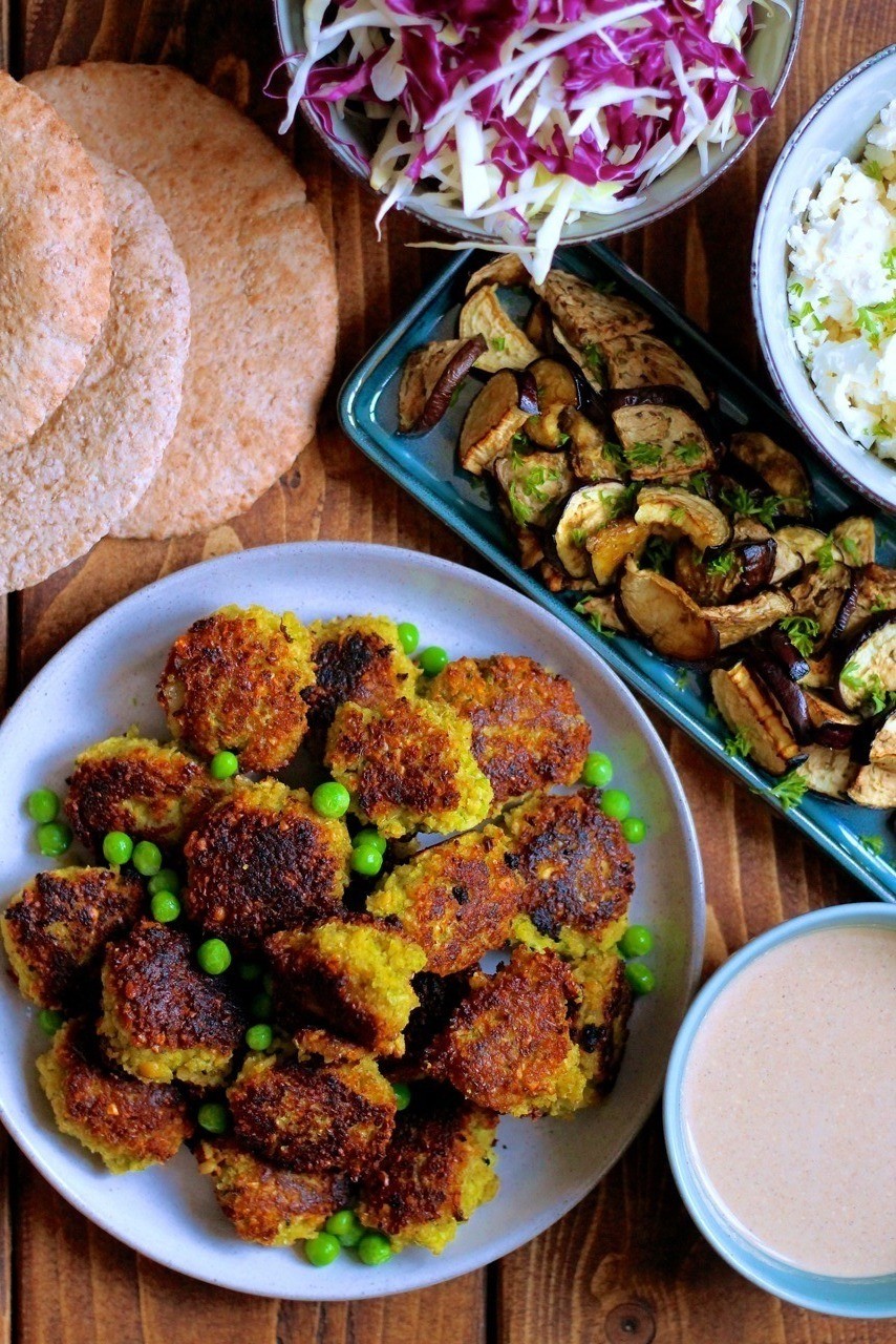 Ærtefalafler med pita, grønt og tahindressing