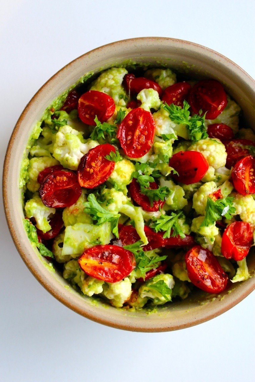 Blomkålssalat med avocadocreme og langtidsbagte tomater
