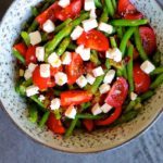 Bønnesalat med feta, pesto og tomater