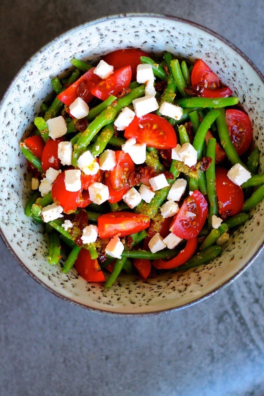 Bønnesalat med pesto, feta, friske og soltørrede tomater