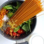 One pot pasta med chorizo, tomater, hvidløg og spinat
