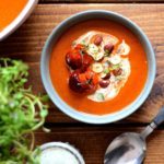 Bagt tomatsuppe med timian-yoghurt og hasselnødder