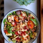 Salat med gulerødder, granatæble, grillost og saltmandler