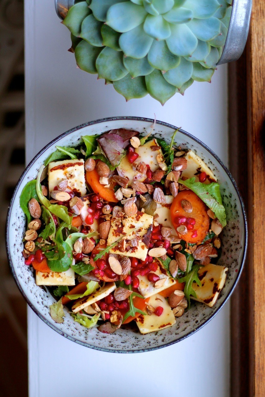 Salat med gulerødder, granatæble, grillost og saltmandler