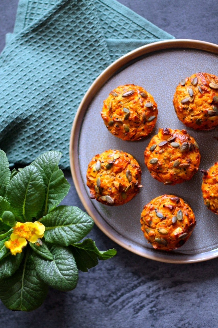 Madmuffins med gulerødder, kerner og feta