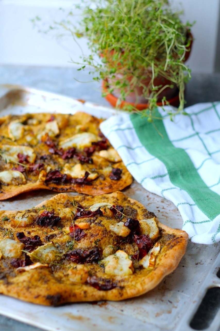 Pizza med pesto, gedeost og soltørrede tomater