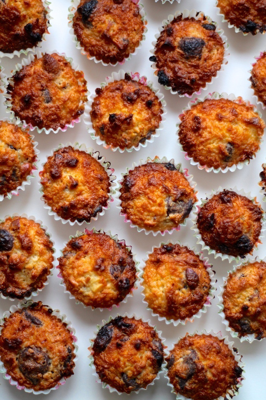 Små kokosmuffins / kokos-konfekt bidder med chokolade - Anna-mad.dk