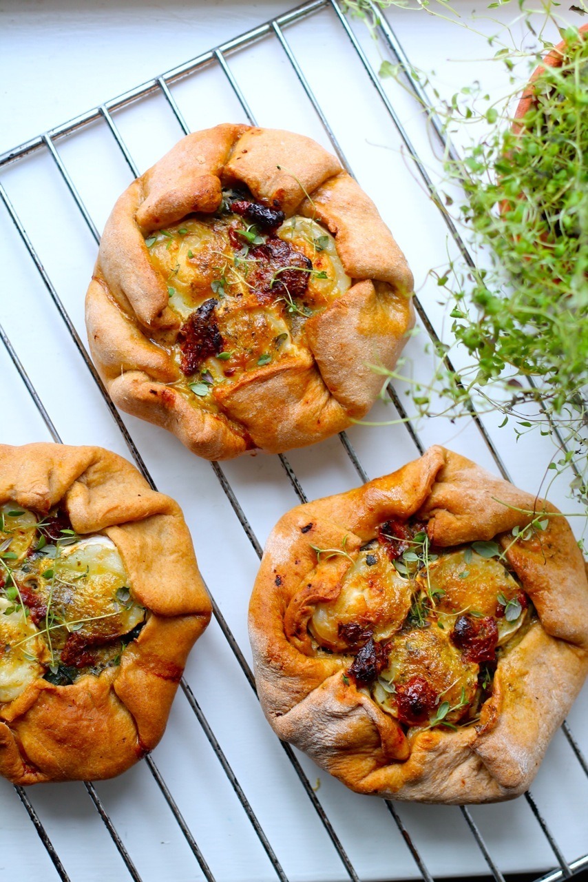 Spinat galette med soltørrede tomater, pesto og gedeost