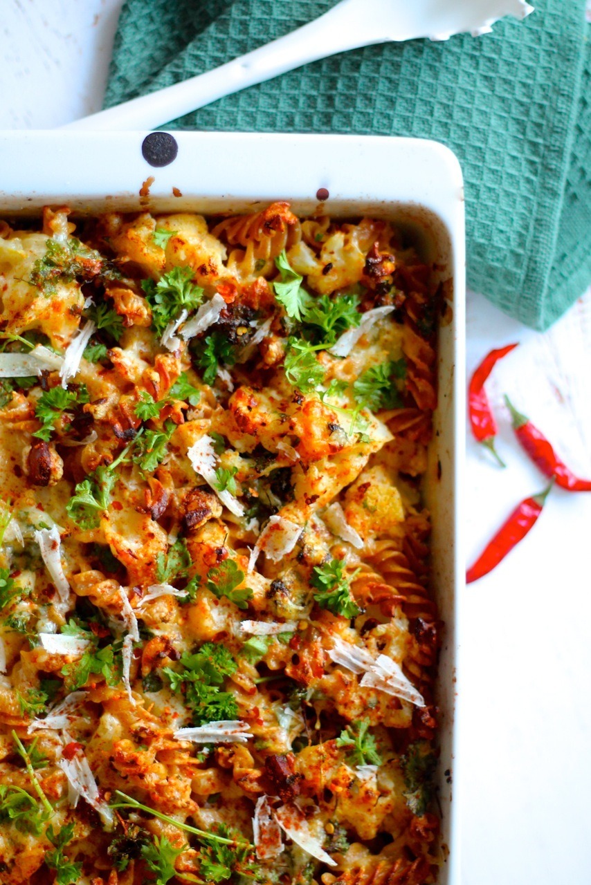 Bagt pasta med blomkål, chorizo og ost