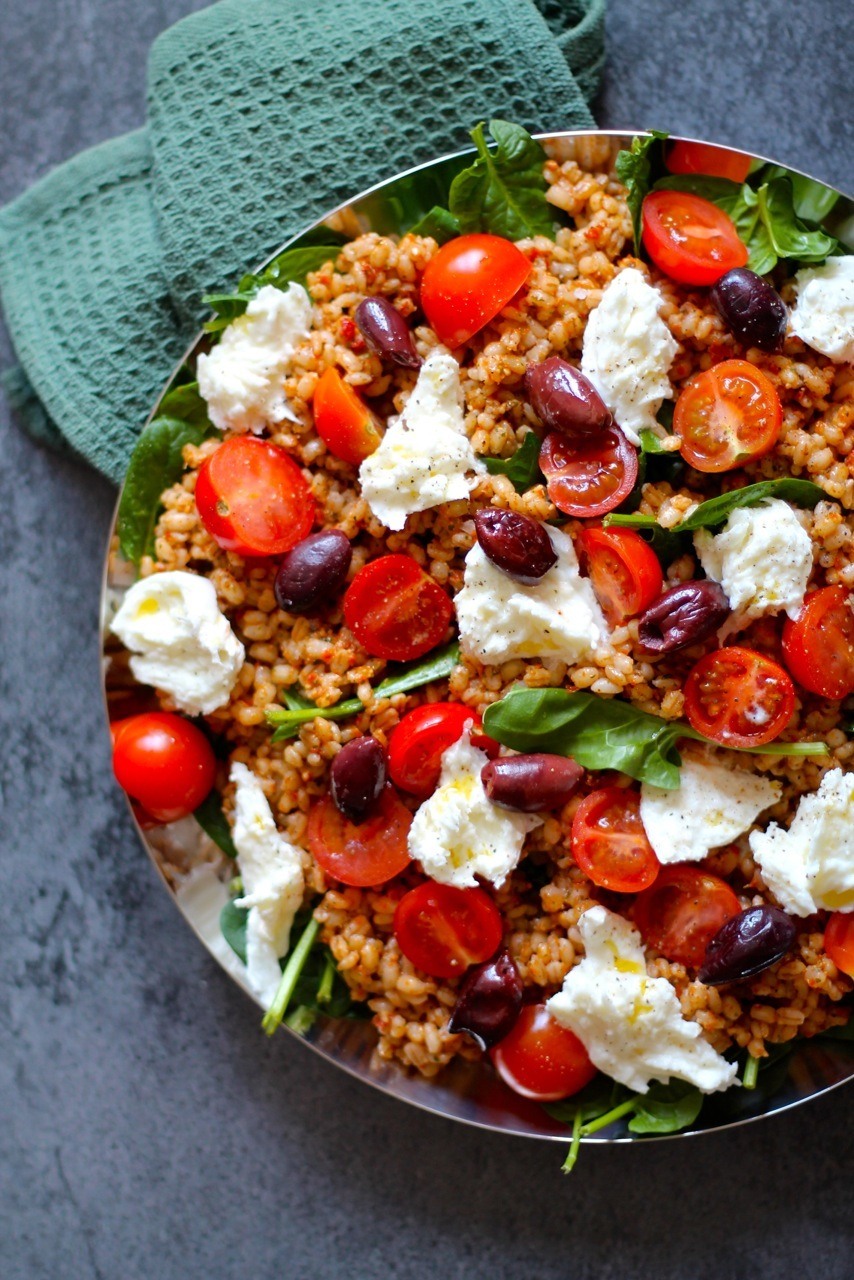Speltsalat med pesto, tomater og frisk mozzarella