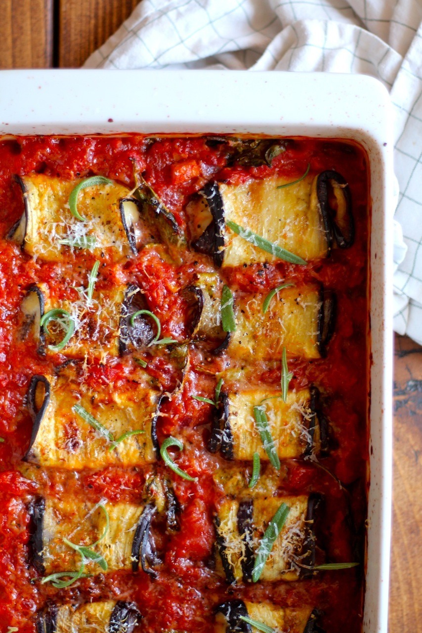 Aubergineruller med mozzarella, spinat og tomatsauce