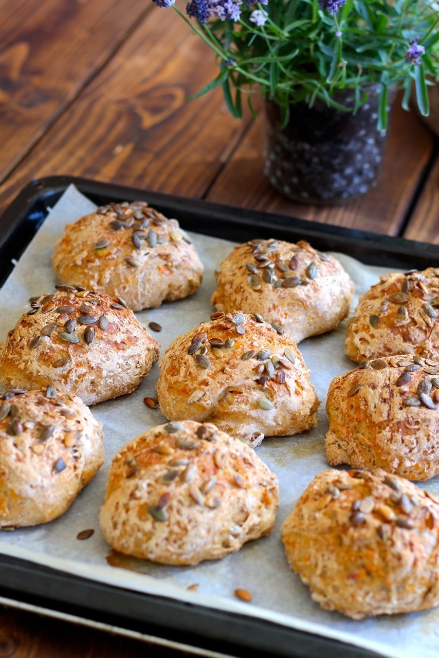 Koldhævede boller med søde kartofler og solsikkekerner
