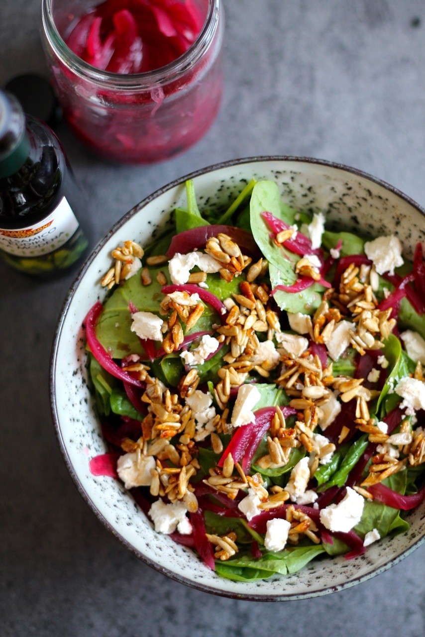 Spinatsalat med syltede rødløg, honningristede kerner og balsamico