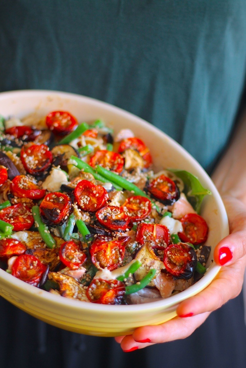 Pastasalat med langtidsbagte tomater, aubergine og tahindressing